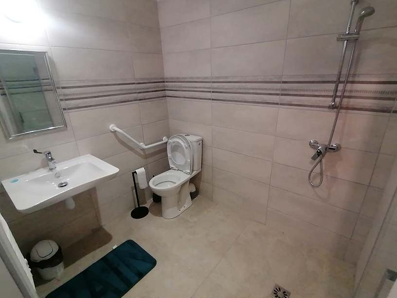 Salle de bain PMR du gîte La Charioterie